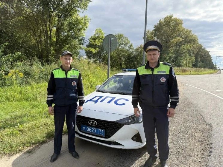 В Чернском районе полицейские вывели семью из горящего дома