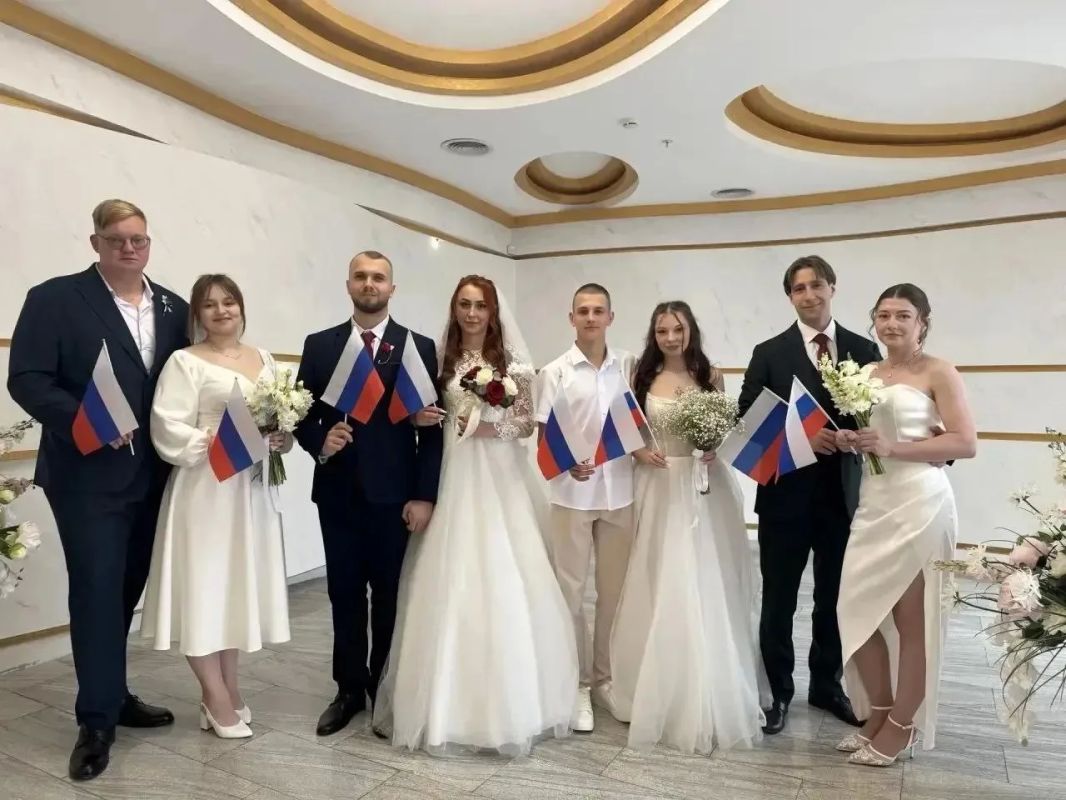 В День флага в Тульской области родились новые семьи В День флага в Тульской области родились новые семьи
