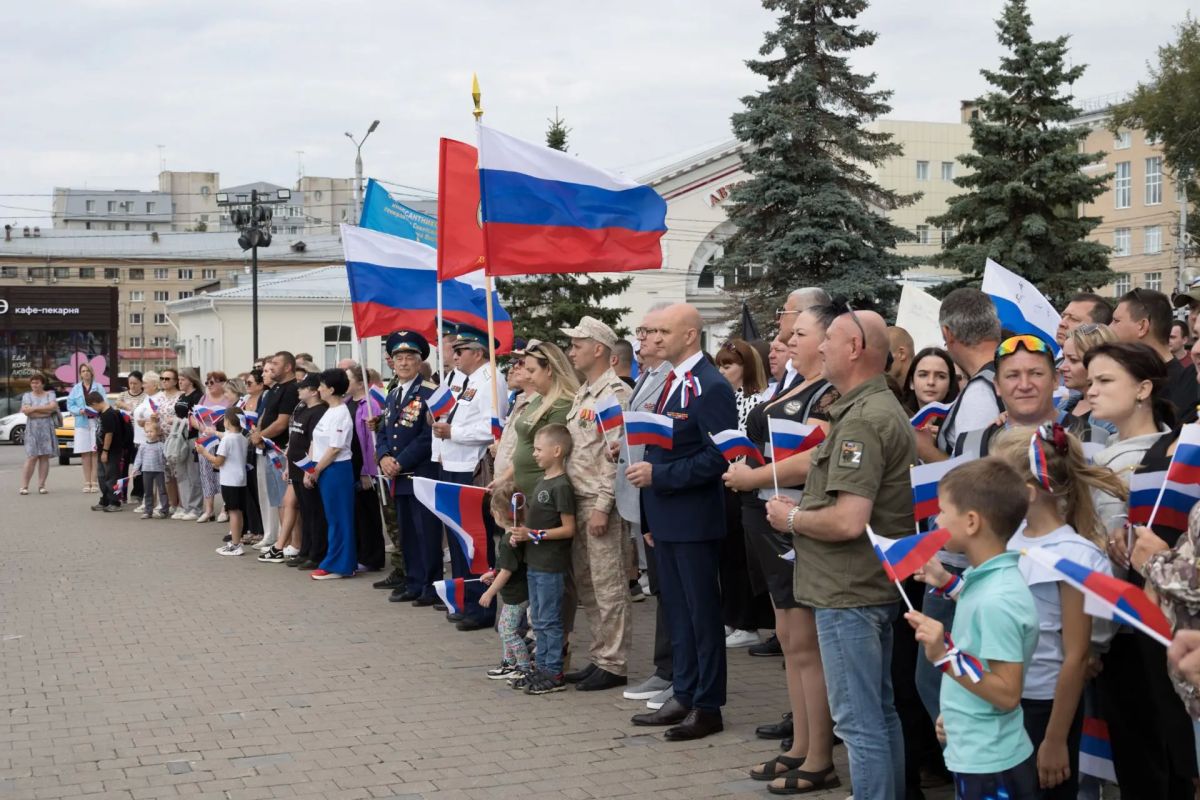 День флага в Тульской области прошёл по-настоящему всенародно День флага в Тульской области прошёл по-настоящему всенародно
