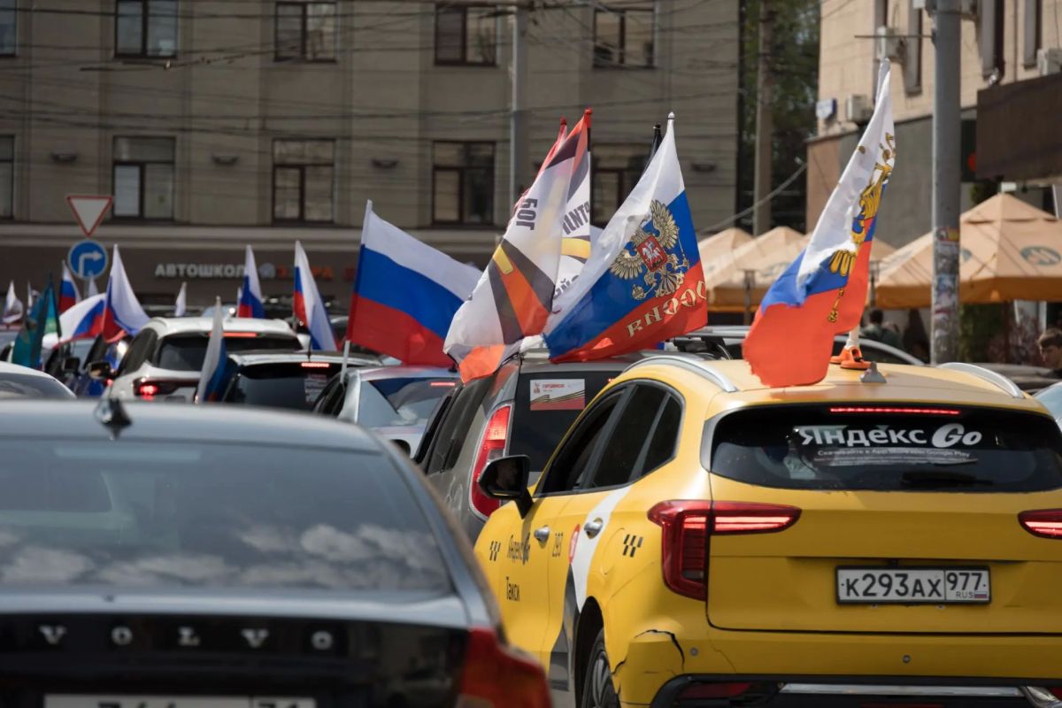 День флага в Тульской области прошёл по-настоящему всенародно День флага в Тульской области прошёл по-настоящему всенародно