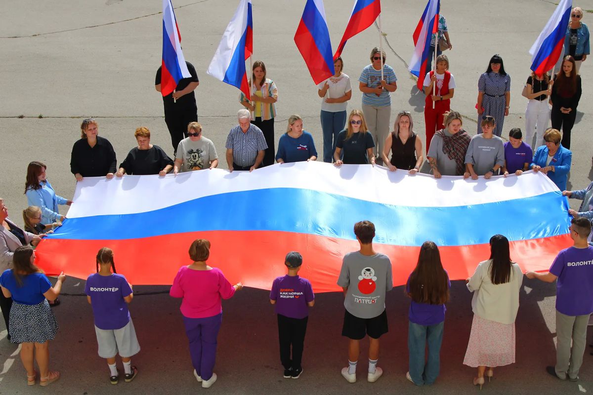 День флага в Тульской области прошёл по-настоящему всенародно День флага в Тульской области прошёл по-настоящему всенародно