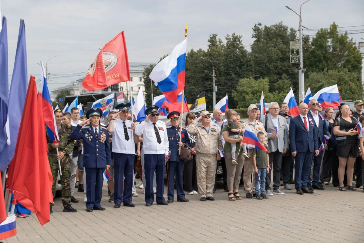 День флага в Тульской области прошёл по-настоящему всенародно День флага в Тульской области прошёл по-настоящему всенародно
