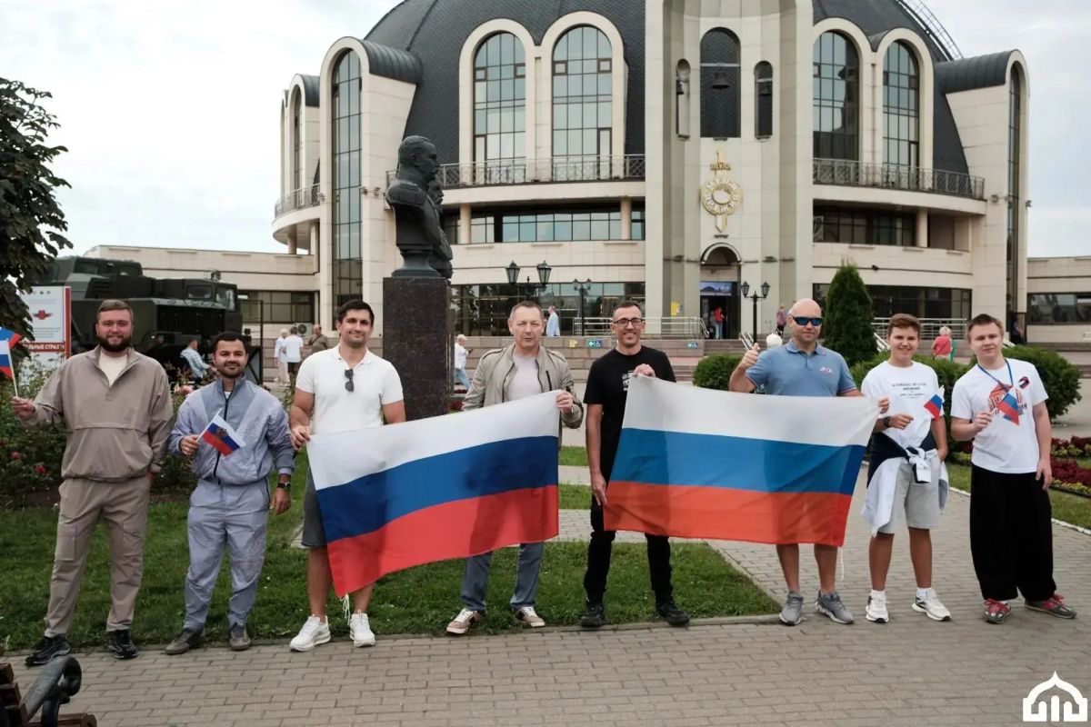 День флага в Тульской области прошёл по-настоящему всенародно День флага в Тульской области прошёл по-настоящему всенародно