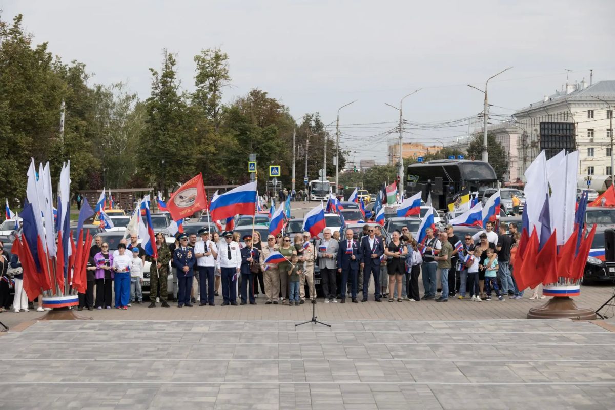 День флага в Тульской области прошёл по-настоящему всенародно День флага в Тульской области прошёл по-настоящему всенародно