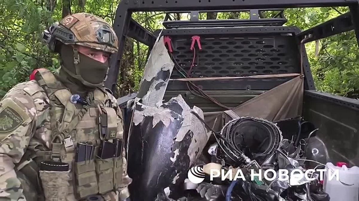 Обломки сбитой из пулемета ракеты «Фламинго» показали бойцы отряда «Барс-Курск»
