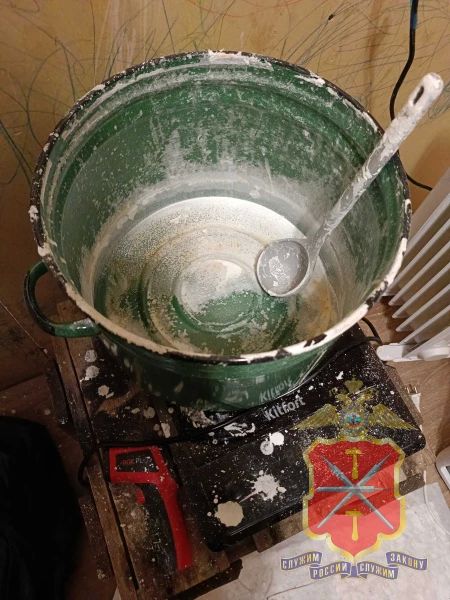 В селе Дьяконово Тульской области в частном доме и пристройках полицейские обнаружили специализированную нарколабораторию с оборудованием, химикатами и готовым товаром — всего около 100 кг В селе Дьяконово Тульской области в частном доме и пристройках полицейские обнаружили специализированную нарколабораторию с оборудованием, химикатами и готовым товаром — всего около 100 кг