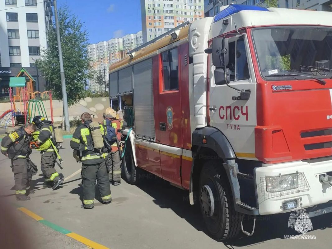 Тульские спасатели провели учения в здании повышенной этажности Тульские спасатели провели учения в здании повышенной этажности