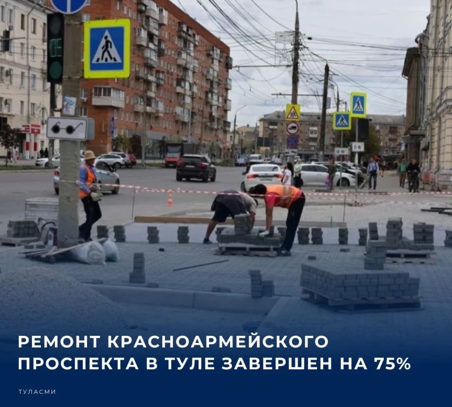 На объекте продолжают установку бортового камня, укладку плитки на тротуарах, подъем люков и дождеприемников