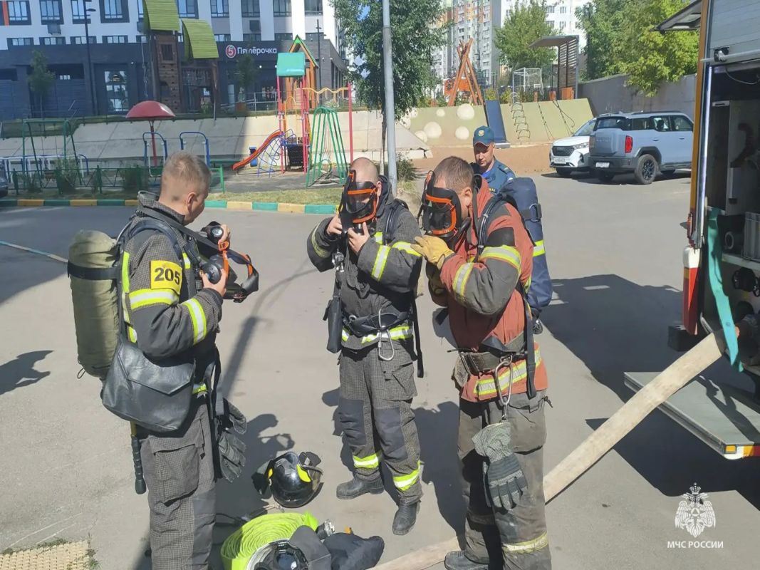 Тульские спасатели провели учения в здании повышенной этажности Тульские спасатели провели учения в здании повышенной этажности