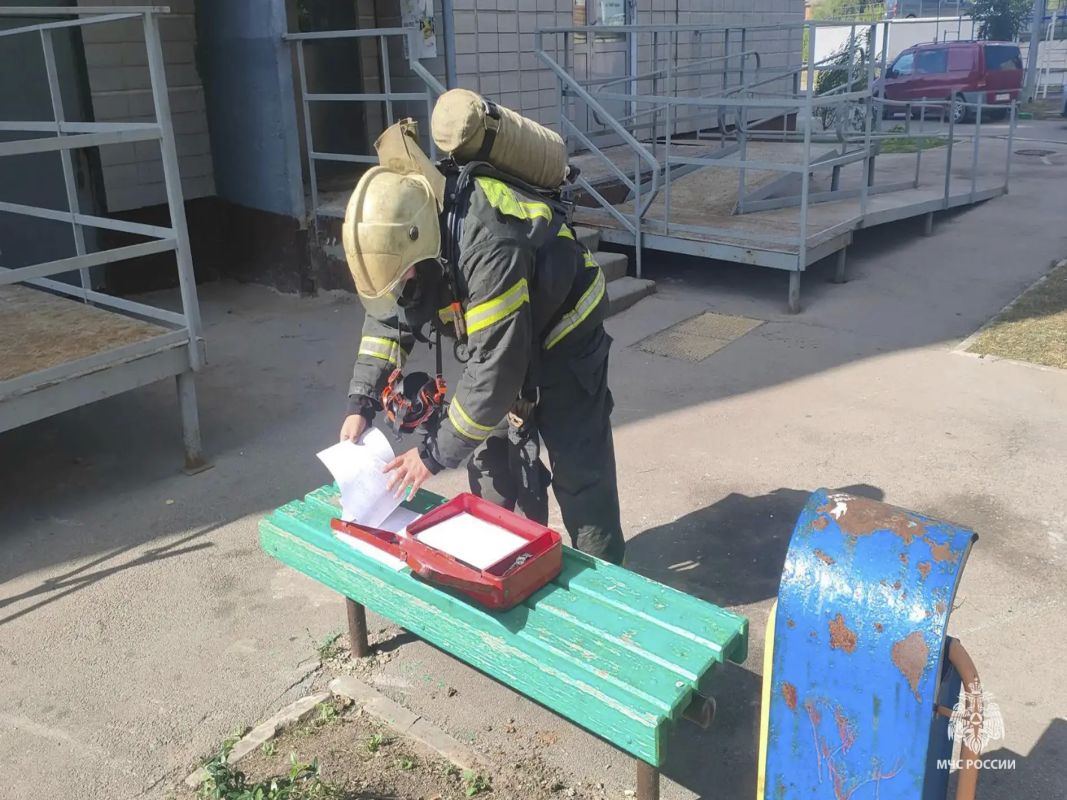 Тульские спасатели провели учения в здании повышенной этажности Тульские спасатели провели учения в здании повышенной этажности