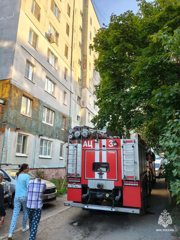Тульские спасатели потушили пожар в многоэтажке Тульские спасатели потушили пожар в многоэтажке