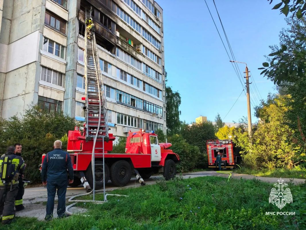 Тульские спасатели потушили пожар в многоэтажке Тульские спасатели потушили пожар в многоэтажке