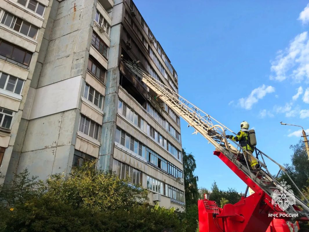 Тульские спасатели потушили пожар в многоэтажке Тульские спасатели потушили пожар в многоэтажке