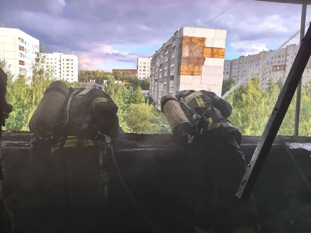 Тульские спасатели потушили пожар в многоэтажке Тульские спасатели потушили пожар в многоэтажке