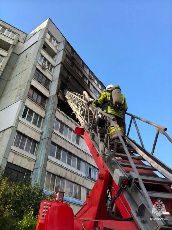 Тульские спасатели потушили пожар в многоэтажке Тульские спасатели потушили пожар в многоэтажке