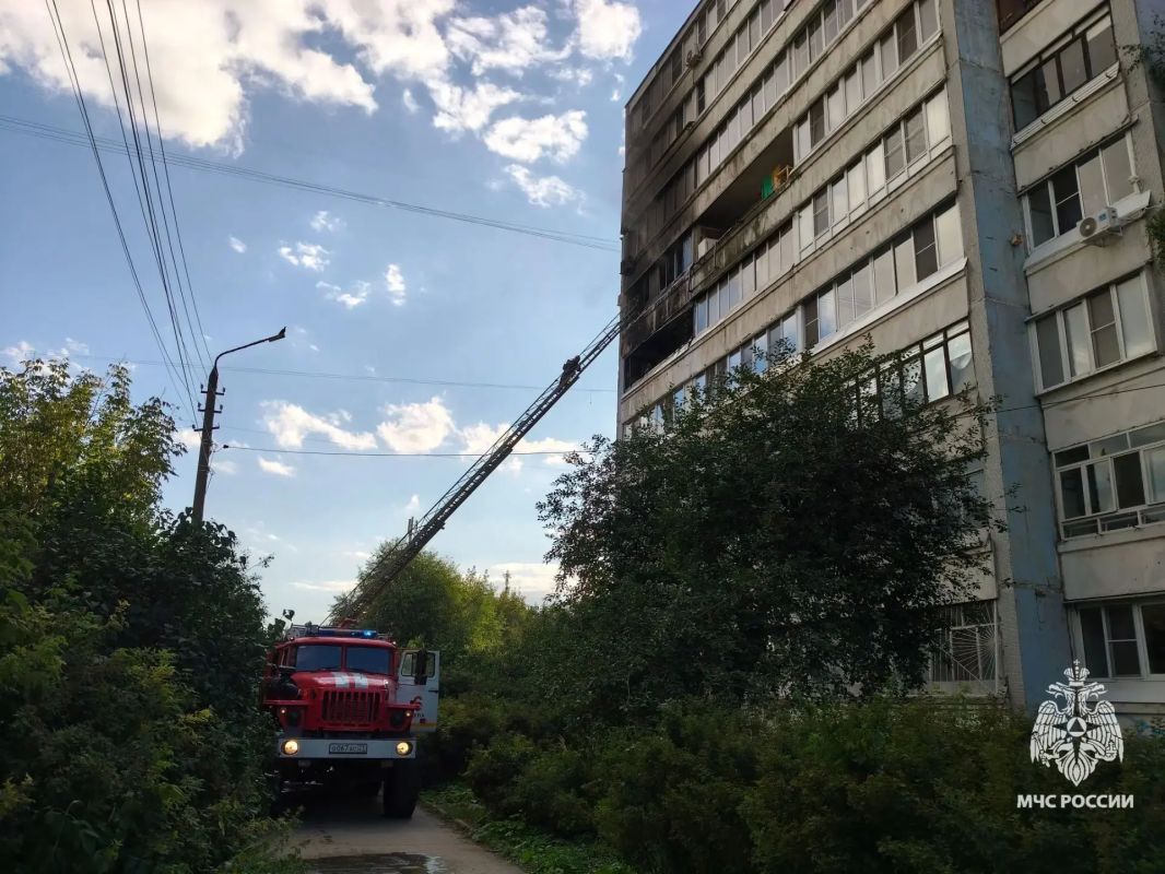 Тульские спасатели потушили пожар в многоэтажке Тульские спасатели потушили пожар в многоэтажке