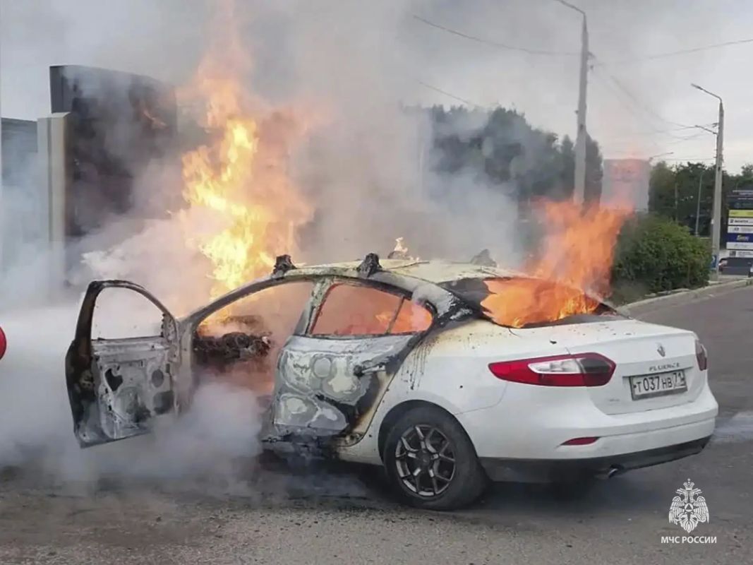 На улице Рязанской полыхала легковушка! Пожарные прибыли меньше чем за 2 минуты — реакция молниеносная На улице Рязанской полыхала легковушка! Пожарные прибыли меньше чем за 2 минуты — реакция молниеносная