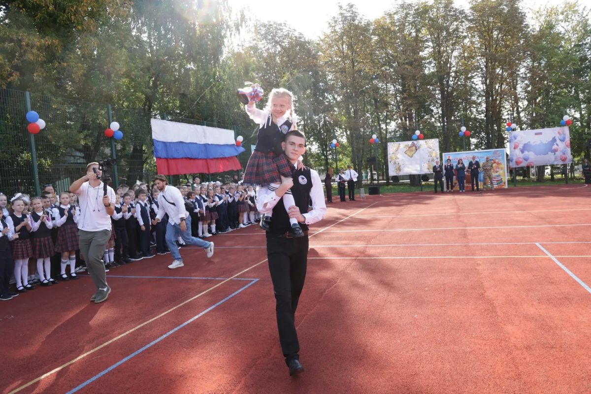 Дмитрий Миляев: Сегодня в Болоховской основной общеобразовательной школе №2 пополнение: 20 первоклашек впервые сели за парты Дмитрий Миляев: Сегодня в Болоховской основной общеобразовательной школе №2 пополнение: 20 первоклашек впервые сели за парты
