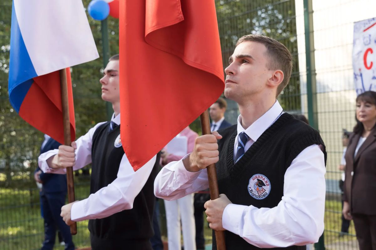Здравствуй, школа: Губернатор Дмитрий Миляев принял участие в торжественных линейках в честь Дня знаний Здравствуй, школа: Губернатор Дмитрий Миляев принял участие в торжественных линейках в честь Дня знаний