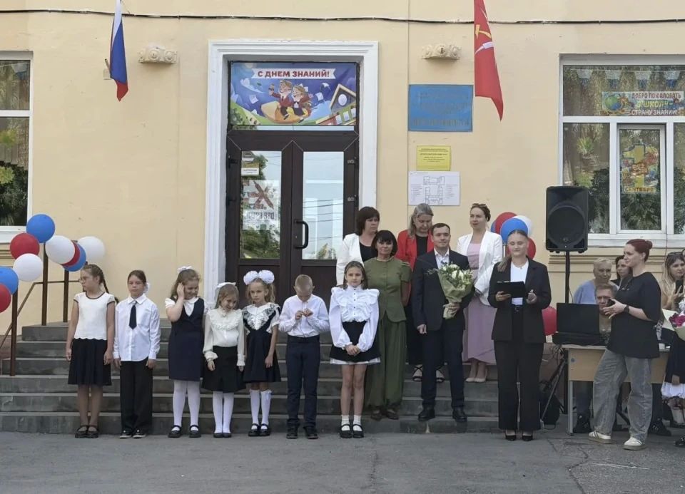 Первый заместитель председателя Тульской городской Думы, член фракции «Единая Россия» Евгений Смолянинов поздравил учащихся центров образования №26 и №14 с Днём знаний Первый заместитель председателя Тульской городской Думы, член фракции «Единая Россия» Евгений Смолянинов поздравил учащихся центров образования №26 и №14 с Днём знаний
