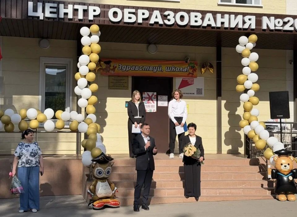 Первый заместитель председателя Тульской городской Думы, член фракции «Единая Россия» Евгений Смолянинов поздравил учащихся центров образования №26 и №14 с Днём знаний Первый заместитель председателя Тульской городской Думы, член фракции «Единая Россия» Евгений Смолянинов поздравил учащихся центров образования №26 и №14 с Днём знаний