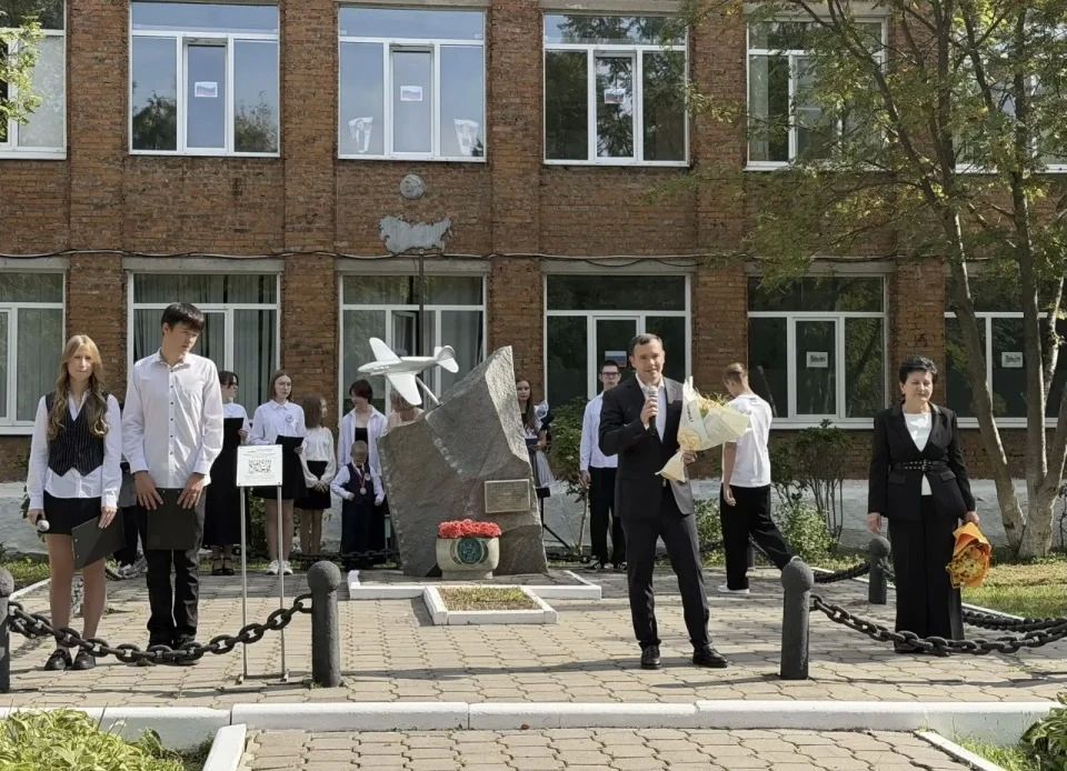 Первый заместитель председателя Тульской городской Думы, член фракции «Единая Россия» Евгений Смолянинов поздравил учащихся центров образования №26 и №14 с Днём знаний Первый заместитель председателя Тульской городской Думы, член фракции «Единая Россия» Евгений Смолянинов поздравил учащихся центров образования №26 и №14 с Днём знаний
