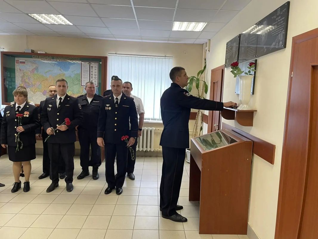В Туле сотрудники батальона патрульно-постовой службы провели мероприятия, посвященные профессиональному празднику В Туле сотрудники батальона патрульно-постовой службы провели мероприятия, посвященные профессиональному празднику