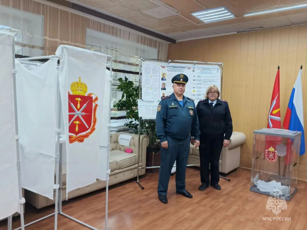 Сотрудники МЧС России обеспечивают безопасность населения в Единый день голосования Сотрудники МЧС России обеспечивают безопасность населения в Единый день голосования