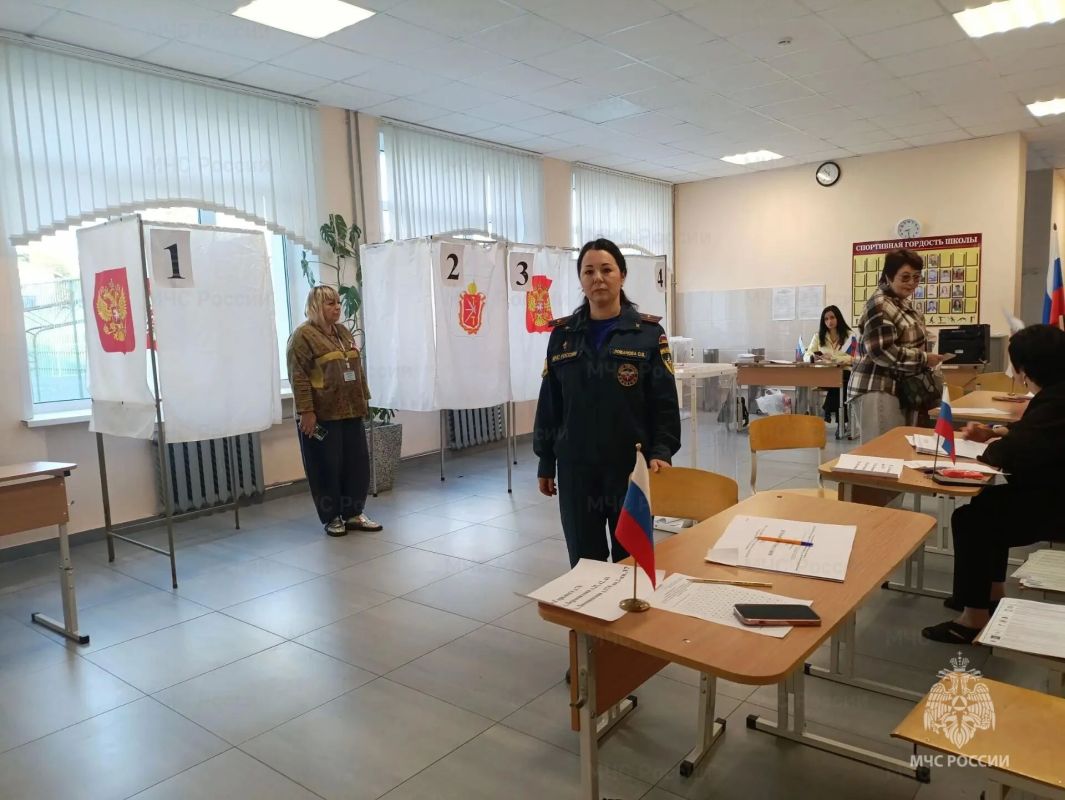 Сотрудники МЧС России обеспечивают безопасность населения в Единый день голосования Сотрудники МЧС России обеспечивают безопасность населения в Единый день голосования