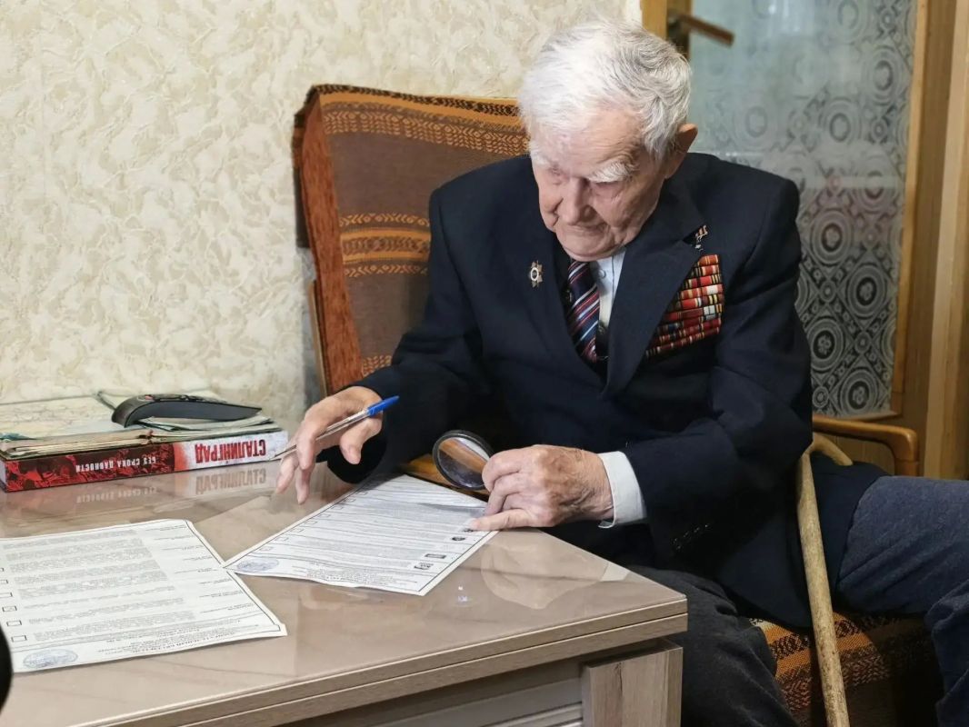 Ветеран Великой Отечественной, почётный гражданин Тулы и Тульской области Василий Маркович Мирошниченко голосовал на дому Ветеран Великой Отечественной, почётный гражданин Тулы и Тульской области Василий Маркович Мирошниченко голосовал на дому