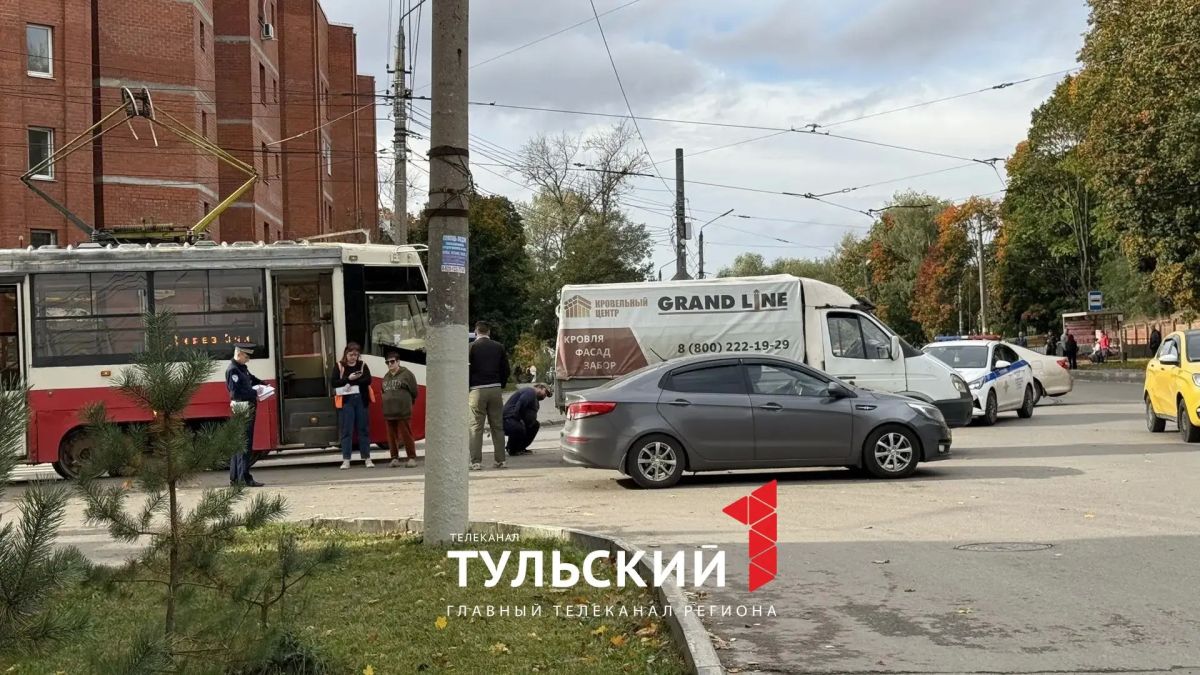 Сразу на трёх улицах в Туле остановлено движение трамваев Сразу на трёх улицах в Туле остановлено движение трамваев