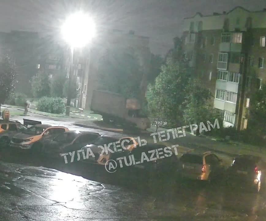 А вот и сам момент наезда «Газели» на памятник