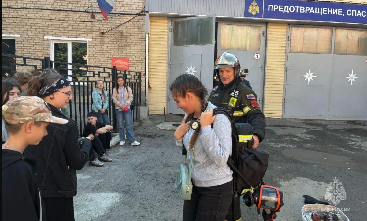 Новомосковские огнеборцы провели открытый урок для детей в пожарно-спасательной части