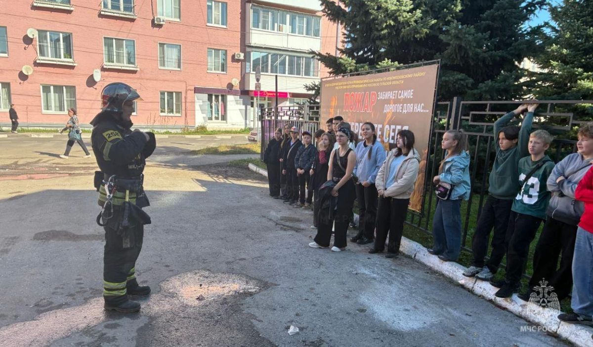 Новомосковские огнеборцы провели открытый урок для детей в пожарно-спасательной части Новомосковские огнеборцы провели открытый урок для детей в пожарно-спасательной части