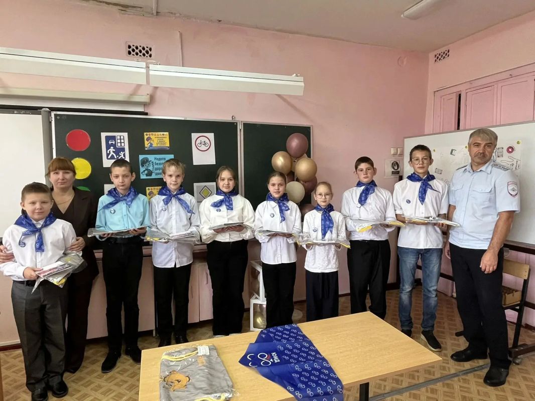«Знать правила — значит быть в безопасности»: Алексинские госавтоинспекторы посвятили школьников в ЮИД