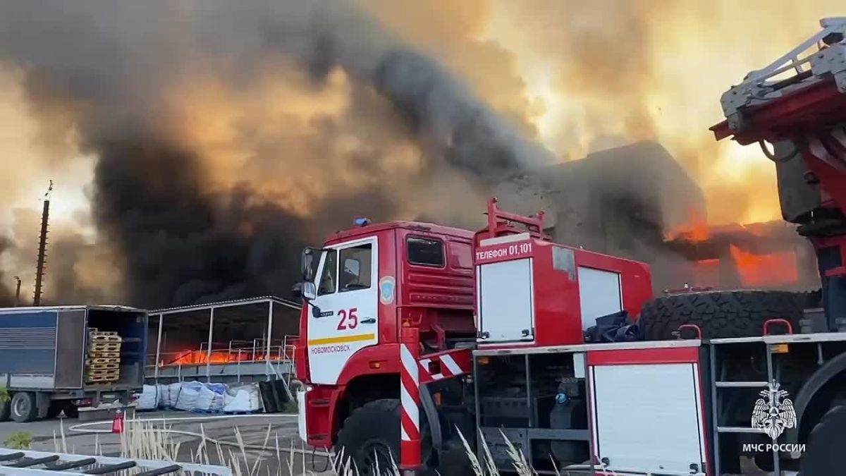 В Новомосковске потушили крупный пожар на предприятии