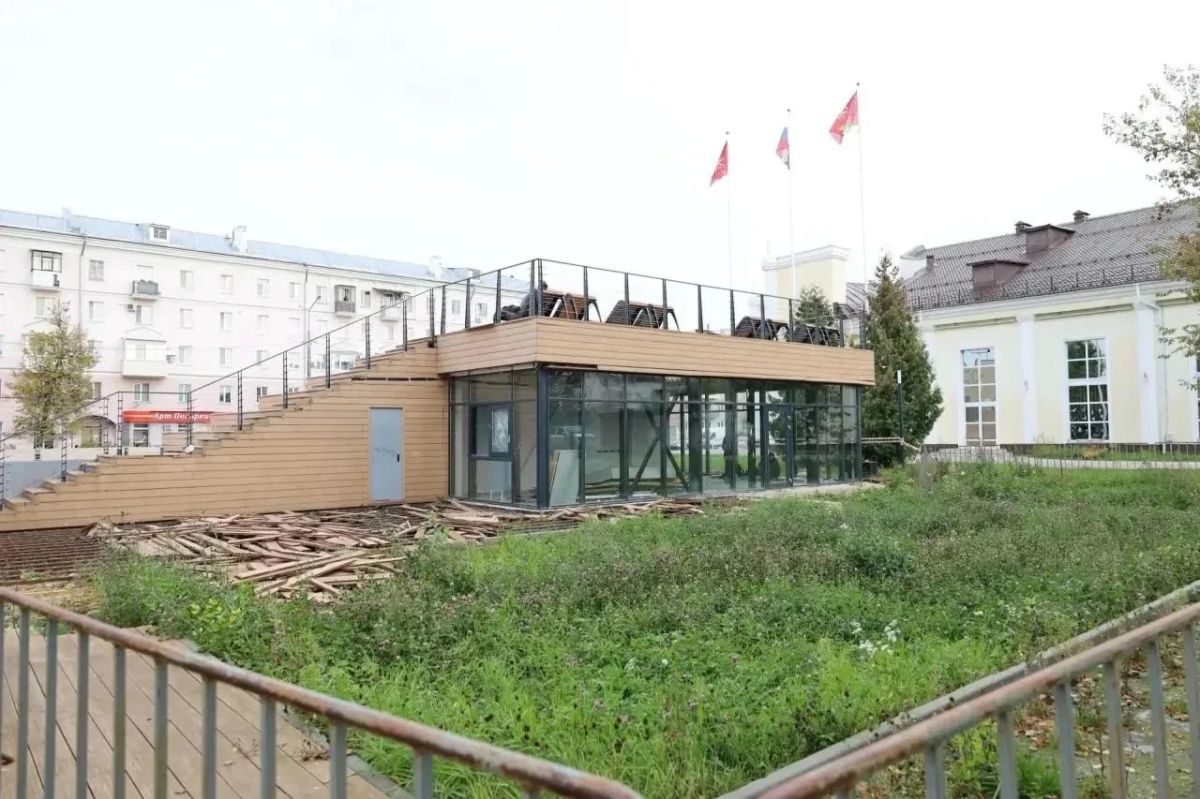 В Новомосковске начали восстанавливать заброшенное кафе на центральной площади В Новомосковске начали восстанавливать заброшенное кафе на центральной площади