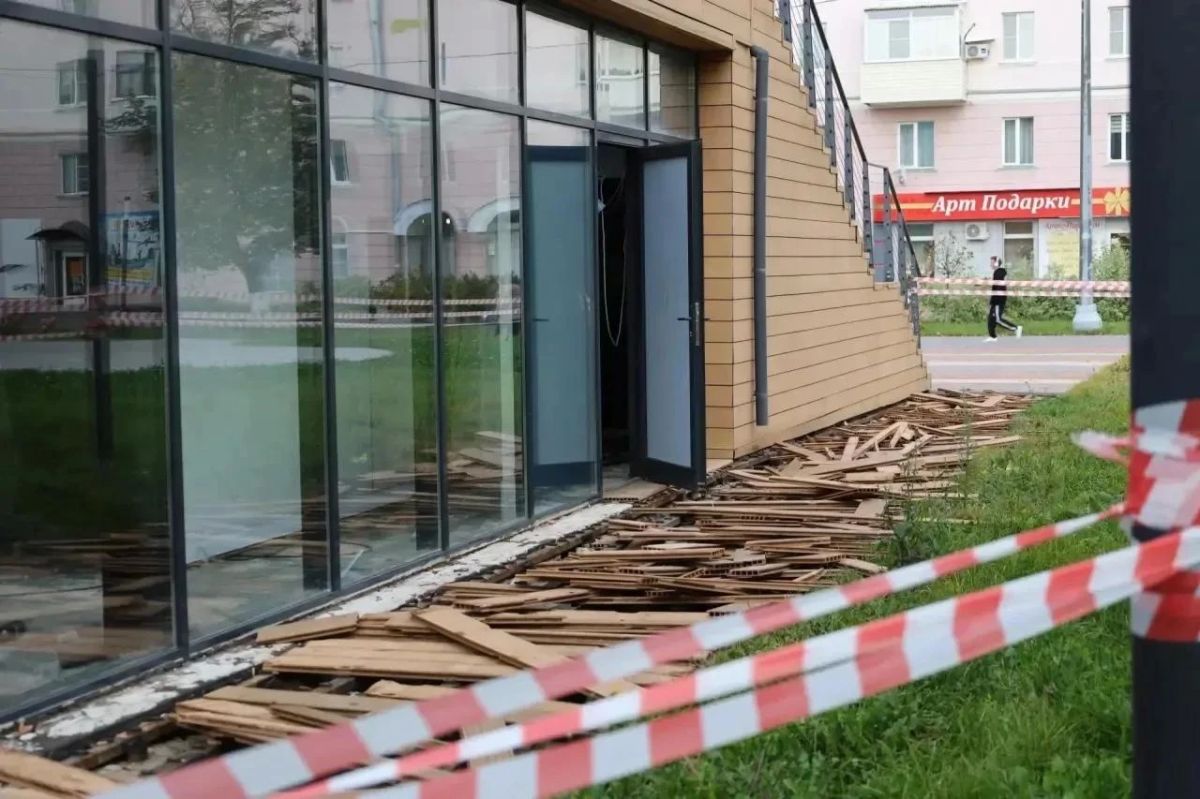 В Новомосковске начали восстанавливать заброшенное кафе на центральной площади В Новомосковске начали восстанавливать заброшенное кафе на центральной площади