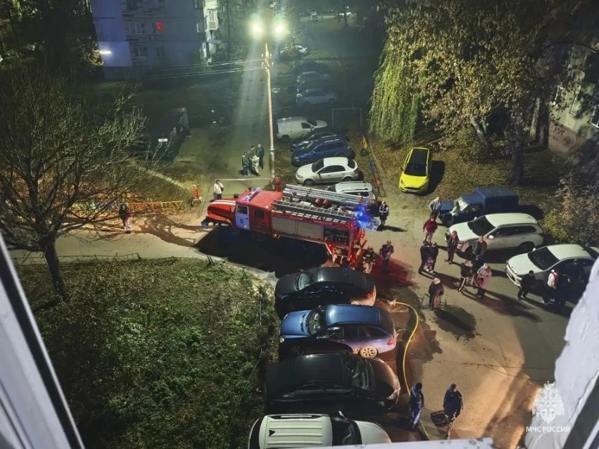 Человека спасли из горящего дома на улице Металлургов в Туле Человека спасли из горящего дома на улице Металлургов в Туле