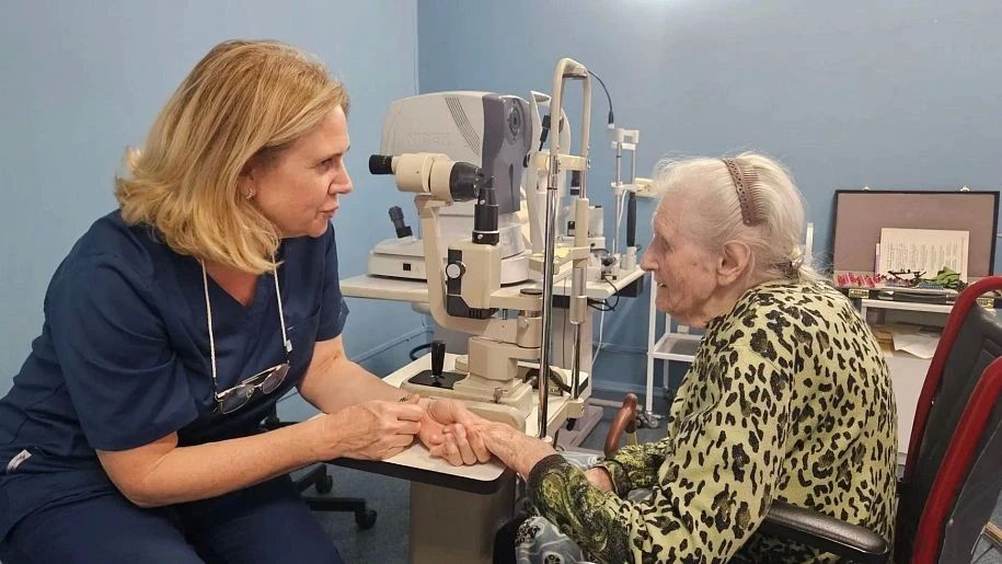 Тульские врачи вернули зрение 100-летней бабушке
