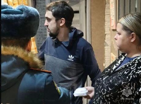 Ежедневная профилактика и адресная помощь: сотрудники МЧС России устанавливают пожарные извещатели в домах многодетных семей Суворова Ежедневная профилактика и адресная помощь: сотрудники МЧС России устанавливают пожарные извещатели в домах многодетных семей Суворова