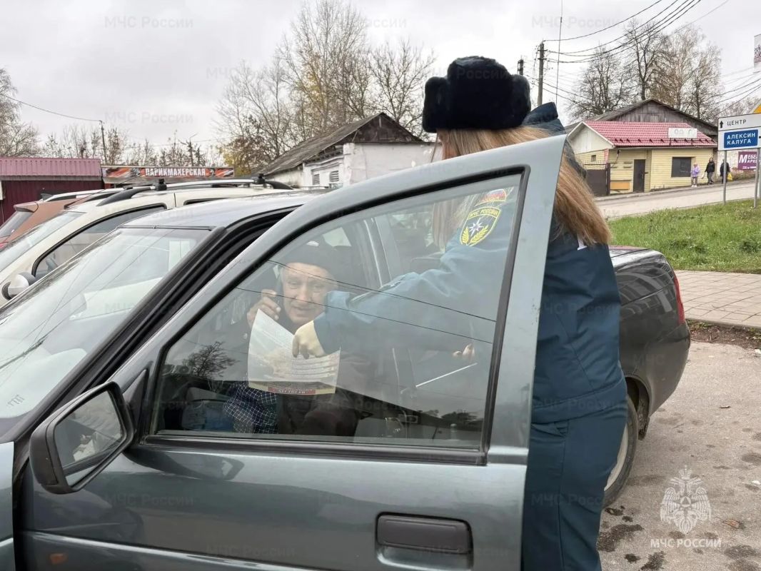 Ежедневная профилактика и адресная помощь: сотрудники МЧС России устанавливают пожарные извещатели в домах многодетных семей Суворова Ежедневная профилактика и адресная помощь: сотрудники МЧС России устанавливают пожарные извещатели в домах многодетных семей Суворова