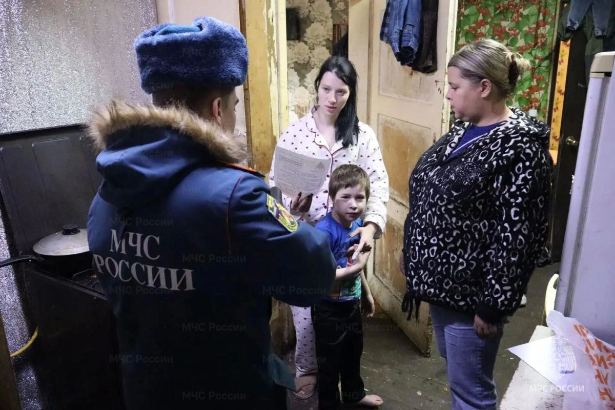 Ежедневная профилактика и адресная помощь: сотрудники МЧС России устанавливают пожарные извещатели в домах многодетных семей Суворова Ежедневная профилактика и адресная помощь: сотрудники МЧС России устанавливают пожарные извещатели в домах многодетных семей Суворова
