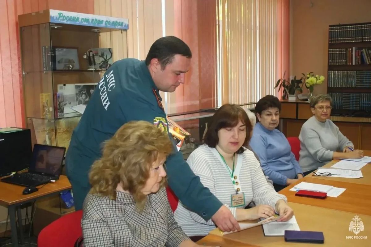Сотрудники МЧС России рассказали работникам библиотек Узловой о безопасности в отопительный сезон Сотрудники МЧС России рассказали работникам библиотек Узловой о безопасности в отопительный сезон