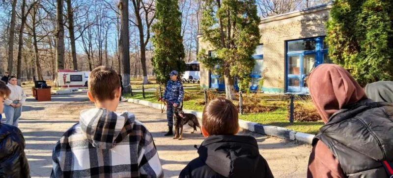 Сотрудники тульской полиции в период школьных каникул организовали для подростков познавательные экскурсии Сотрудники тульской полиции в период школьных каникул организовали для подростков познавательные экскурсии