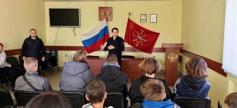 Сотрудники тульской полиции в период школьных каникул организовали для подростков познавательные экскурсии Сотрудники тульской полиции в период школьных каникул организовали для подростков познавательные экскурсии
