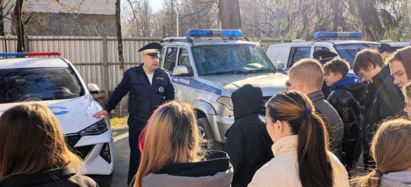 Сотрудники тульской полиции в период школьных каникул организовали для подростков познавательные экскурсии Сотрудники тульской полиции в период школьных каникул организовали для подростков познавательные экскурсии